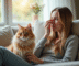 Femme assise sur un canapé lumineux avec un chat à ses côtés
