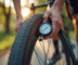 Gros plan sur un cycliste gonflant un pneu de vélo de route avec manomètre