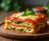 Lasagne de courgettes fraîche tranchée sur une table en bois